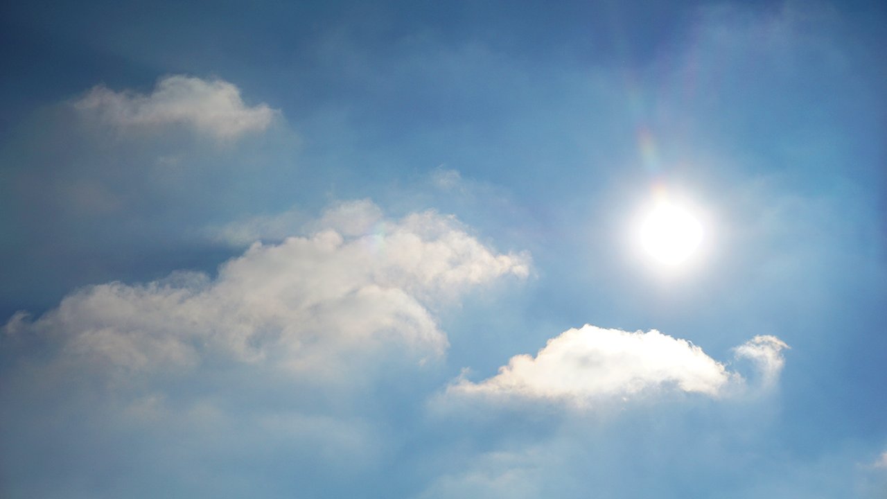 青空と太陽の写真